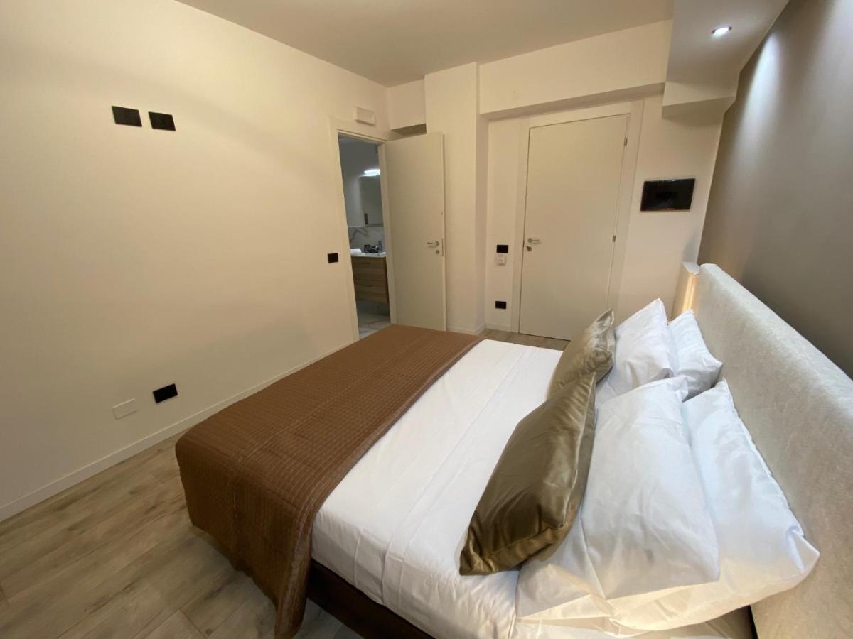 Hotel Plaza Ungheria Палермо Екстериор снимка