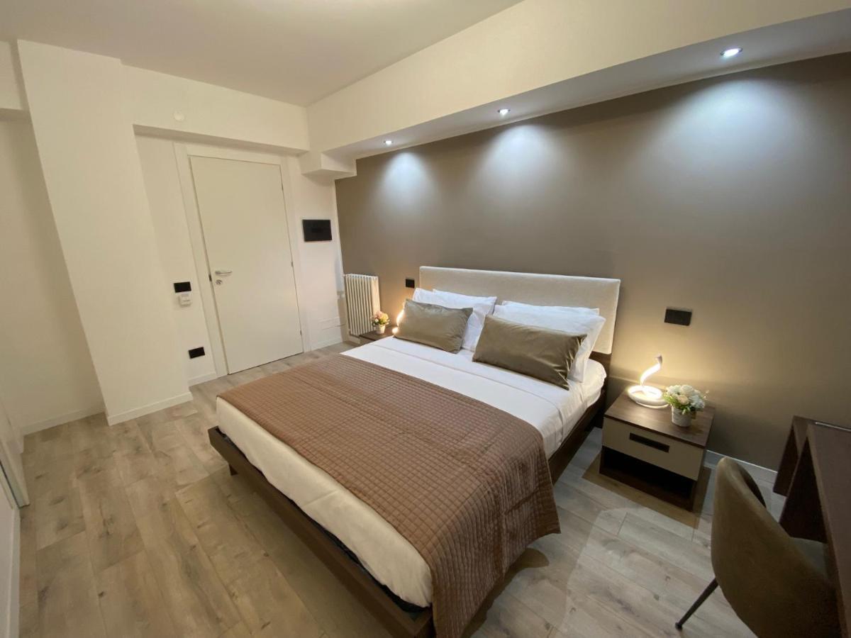 Hotel Plaza Ungheria Палермо Екстериор снимка