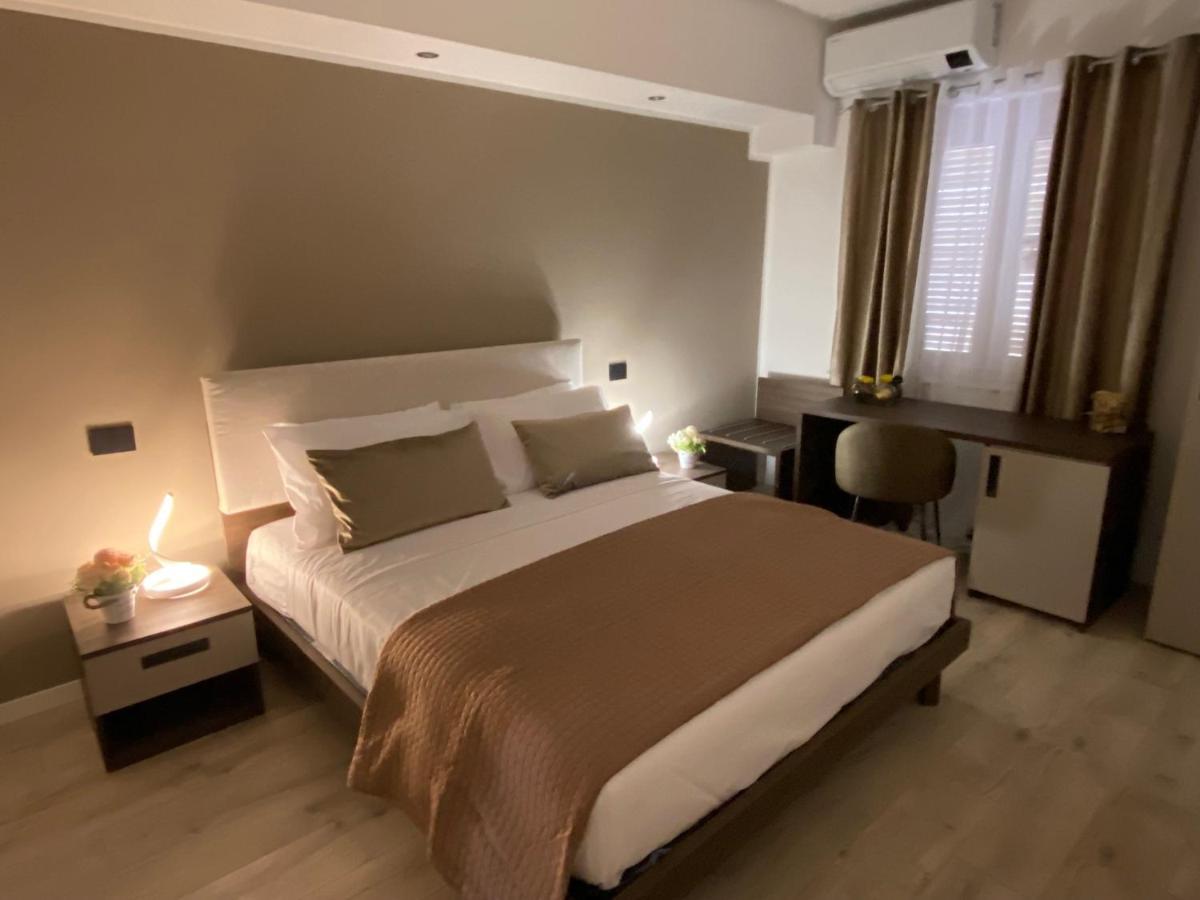 Hotel Plaza Ungheria Палермо Екстериор снимка