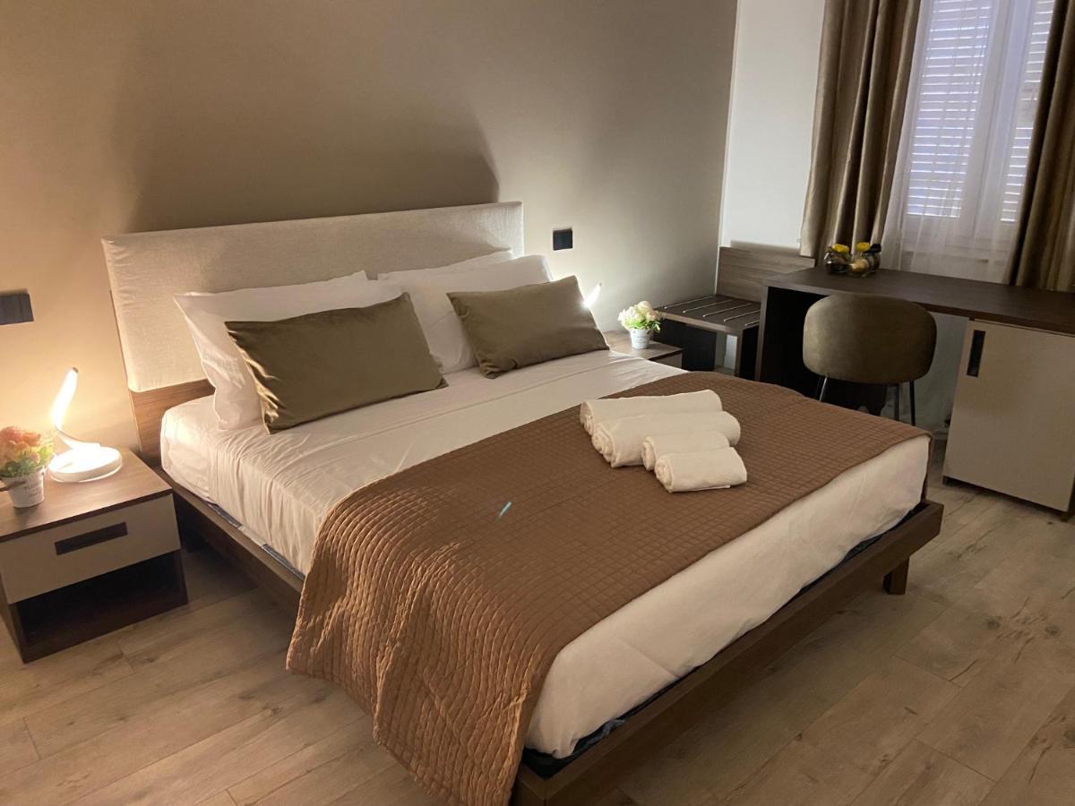 Hotel Plaza Ungheria Палермо Екстериор снимка