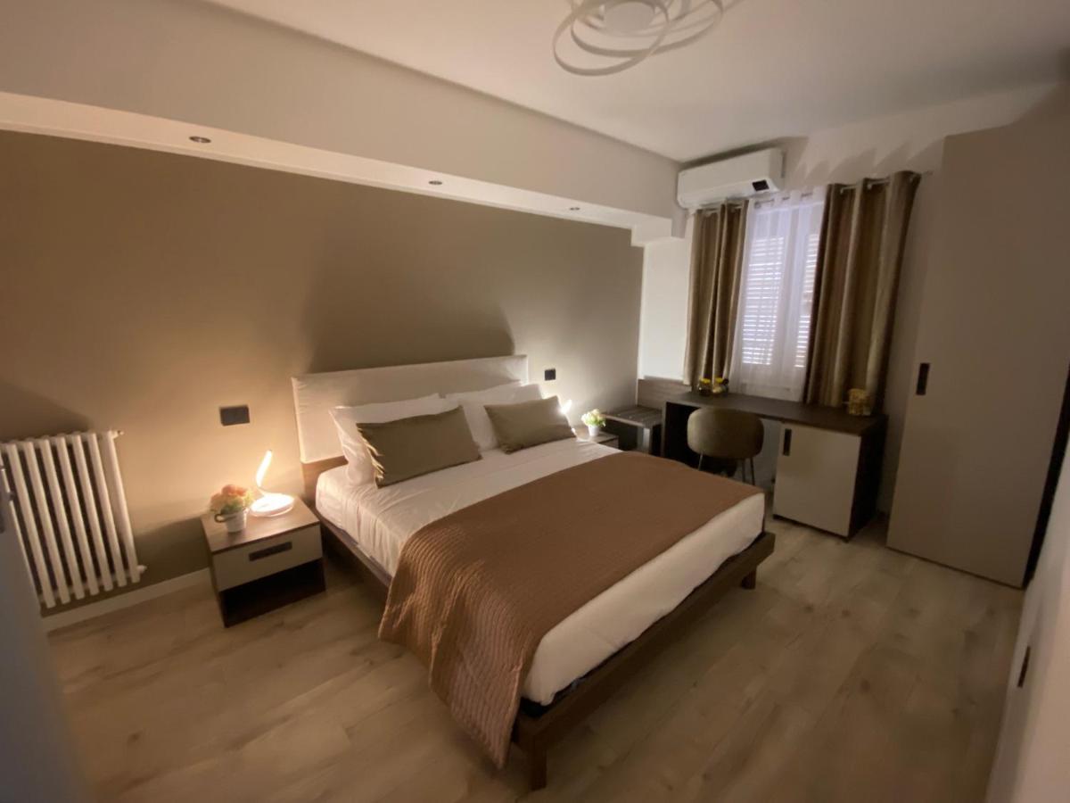 Hotel Plaza Ungheria Палермо Екстериор снимка